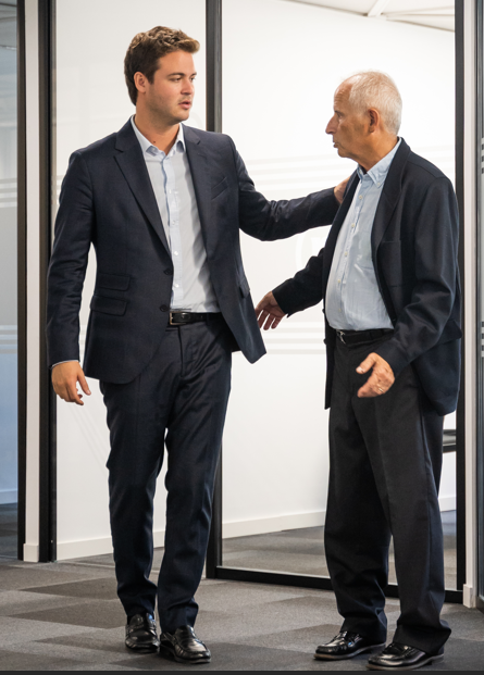 Asesor financiero con cliente